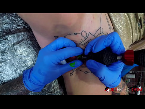 ❤️ Ekstreme tatuita varmulo Sully Savage ricevis tatuon sur sia klitoro ️ Hejmfarita porno ĉe ni ❤